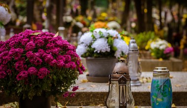 Zauważyłeś taką naklejkę na grobie? Lepiej szybko sprawdź, co oznacza