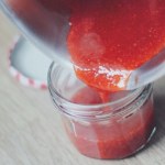Zauważyłeś, że dżem po kilku tygodniach zrobił się ciemnobrązowy pod nakrętką? Nie musisz go wyrzucać 