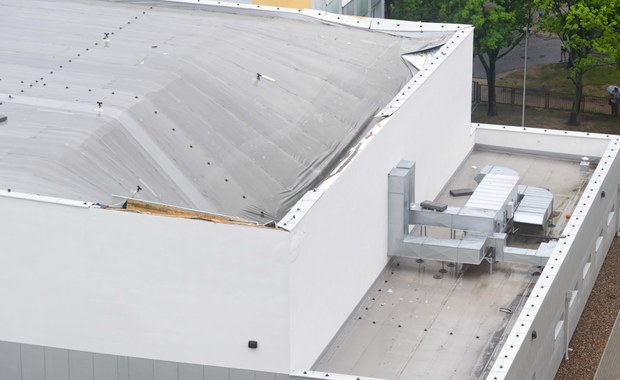 Zawalenie dachu hali sportowej w Poznaniu. Są zarzuty dla projektantów