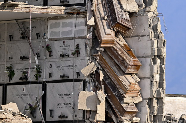 Zawalenie się ściany budynku cmentarza /CIRO FUSCO /PAP/EPA