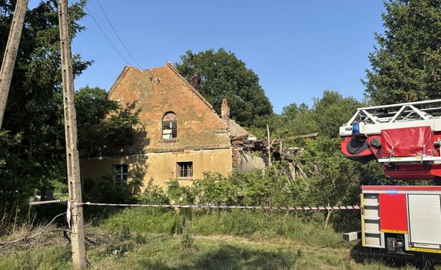 Zawalił się dach domu. W środku były dwie osoby