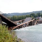 Zawalił się drewniany most w Norwegii. Jechały nim dwa pojazdy
