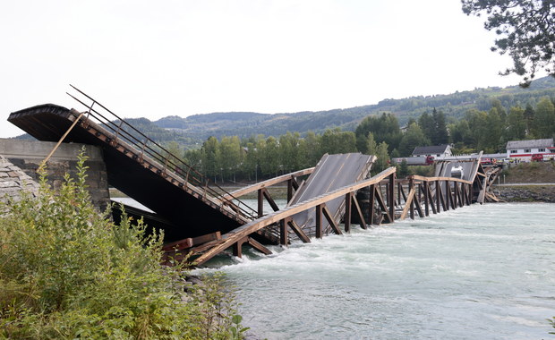 Zawalił się drewniany most w Norwegii. Jechały nim dwa pojazdy