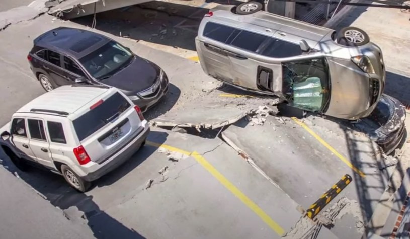 Zawalił się kolejny piętrowy parking. Uwięzionych ponad 100 samochodów. Fot. News4JAX@YouTube /