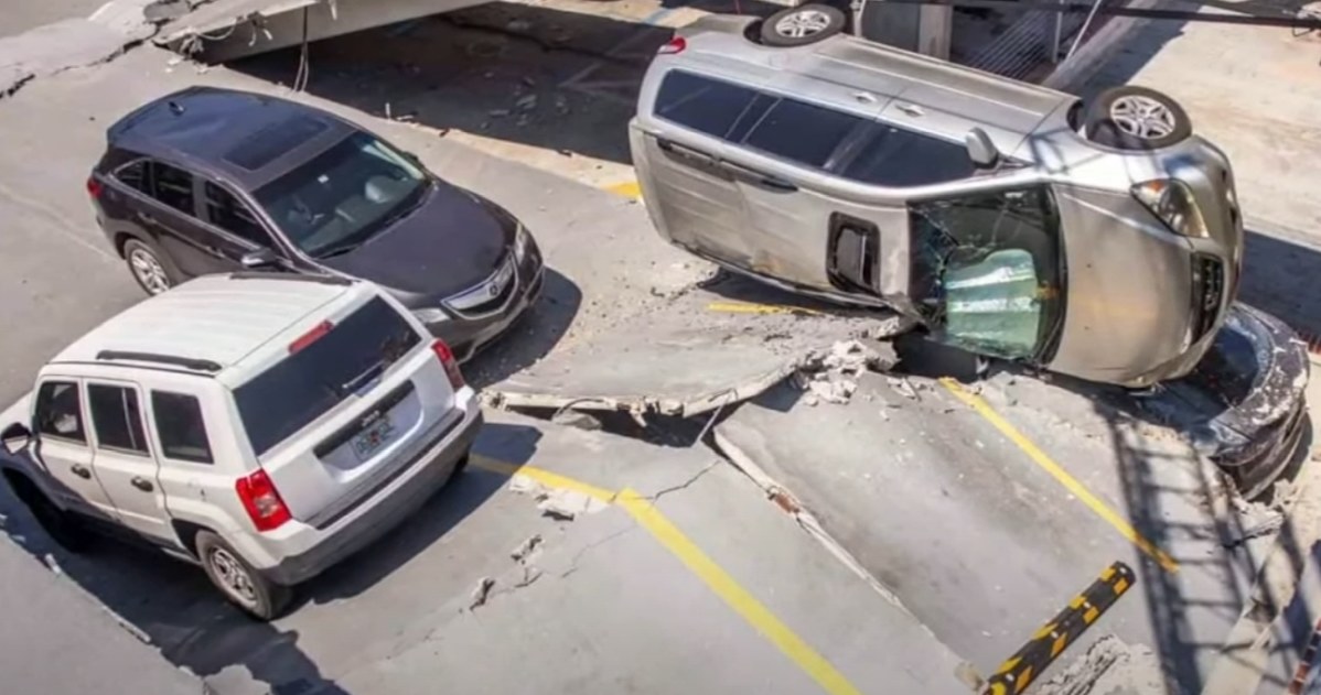 Zawalił się kolejny piętrowy parking. Uwięzionych ponad 100 samochodów. Fot. News4JAX@YouTube /