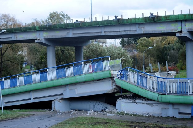 Zawaliła się część rozbieranego wiaduktu na al. Monte Cassino w Koszalinie. / 	Marcin Bielecki    /PAP