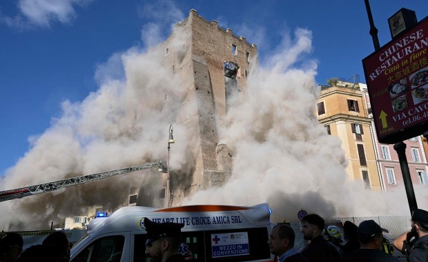 Zawaliła się średniowieczna wieża w centrum Rzymu. Zobacz nagrania 