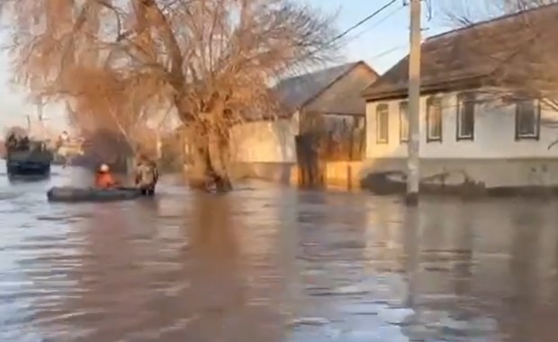 Zawaliła się tama na Uralu. Ewakuowano tysiąc dzieci, 2,5 tys. domów pod wodą