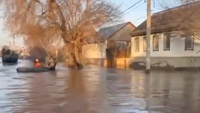 Zawaliła się tama na Uralu. Ewakuowano tysiąc dzieci, 2,5 tys. domów pod wodą