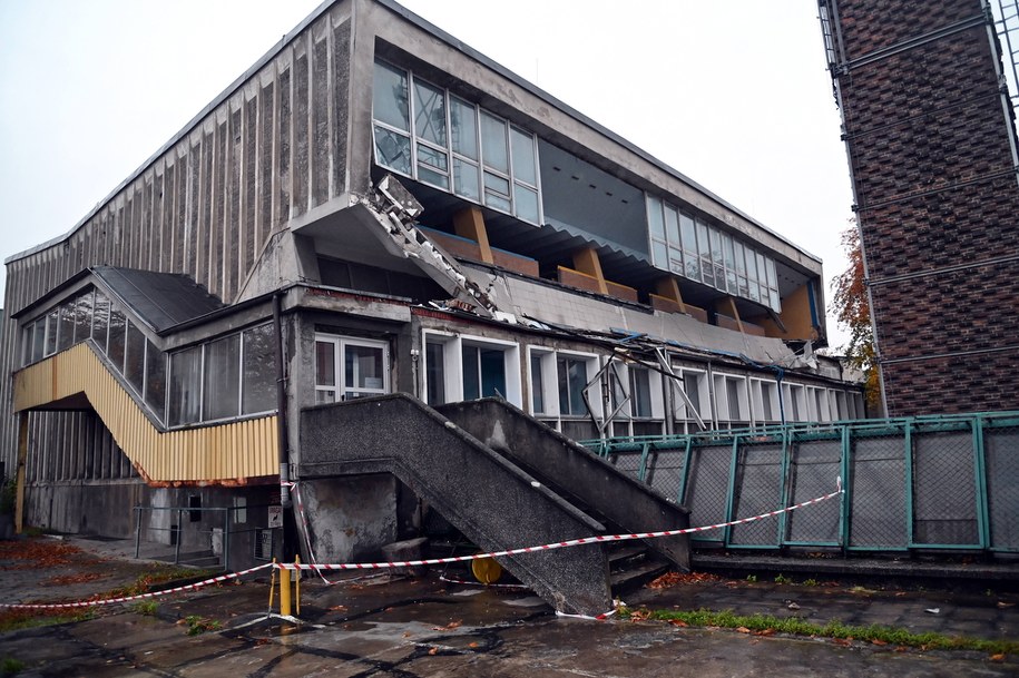 Zawalona ściana budynku Szczecińskiego Domu Sportu przy ulicy Unisławy / 	Marcin Bielecki    /PAP