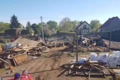 Zawalona stodoła, w niej krowy