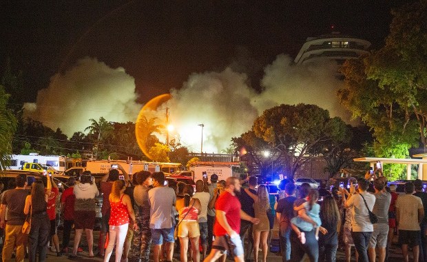 Zawalony apartamentowiec wyburzony. Nad Florydę nadciąga Elsa