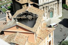 Zawalony dach kościoła w Rzymie