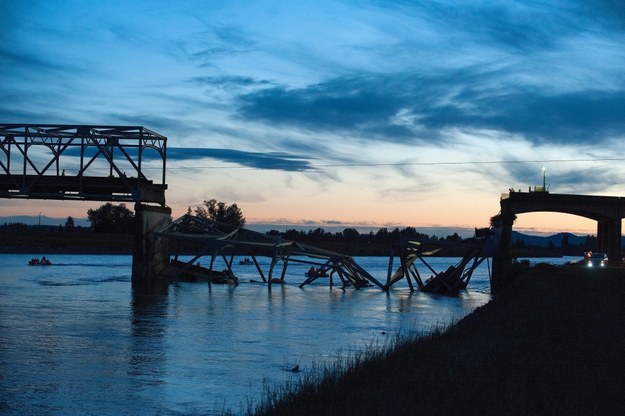 Zawalony most na rzece Skagit /DAN LEVINE /PAP/EPA