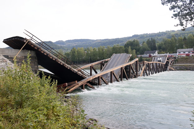 Zawalony most w Tretten /GEIR OLSEN /PAP/EPA