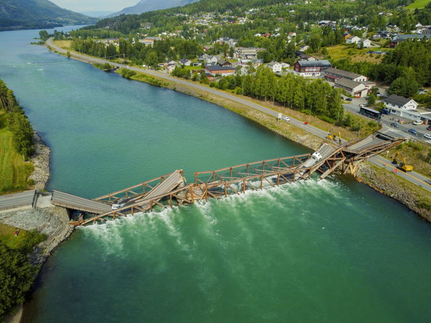 Zawalony most w Tretten /Stian Lysberg Solum     /PAP/EPA