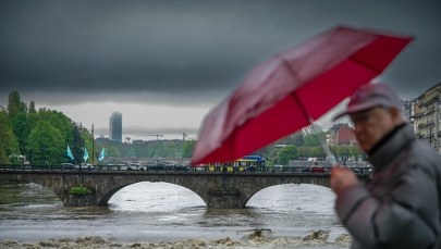 Zawalony most, zalane drogi. Ulewy paraliżują Włochy