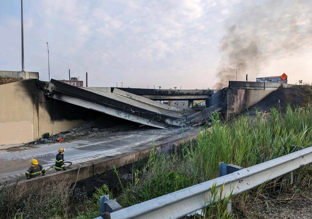Zawalony wiadukt nad autostradą I-95 /PHILADELPHIA FIRE DEPARTMENT HANDOUT /PAP/EPA