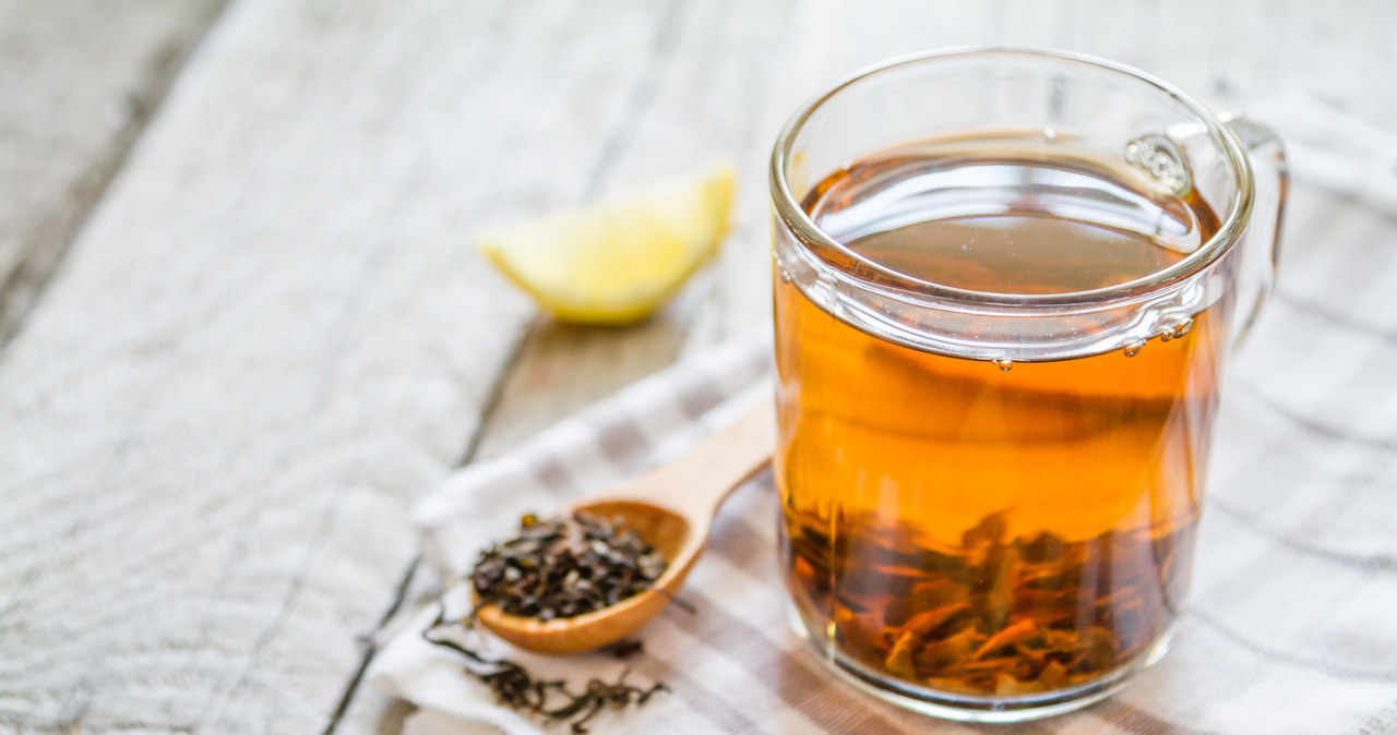 Zawarta w herbacie teina ma właściwości pobudzające /123RF/PICSEL