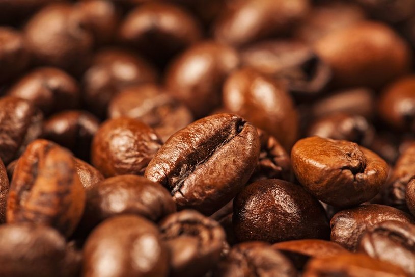 Zawarta w kawie kofeina sprawia, że napoje energetyczne są lepiej przyswajalne przez organizm /123RF/PICSEL