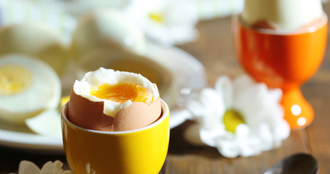 Zawarta w żółtkach lecytyna pomaga rozbijać tłuszcze i cholesterol na małe cząstki, dzięki czemu spożywanie jaj przeciwdziała miażdżycy /123RF/PICSEL