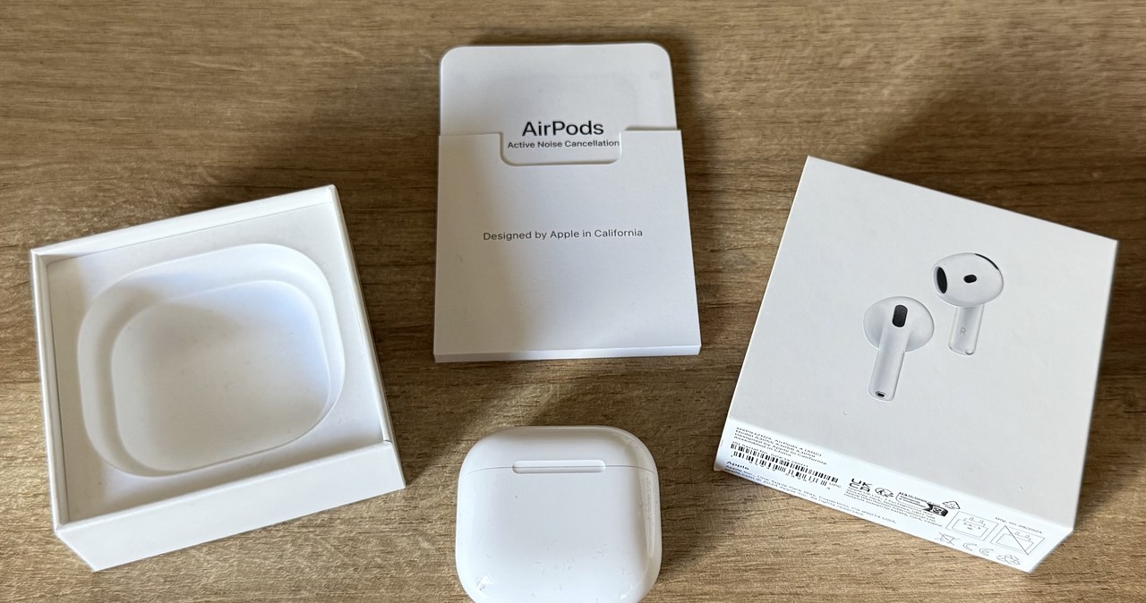 Zawartość opakowania z AirPods 4. W zestawie nie ma kabla do ładowania. /Dawid Długosz /INTERIA.PL