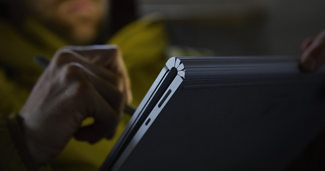 Zawiasy - jeden z elementów, który zdecydowanie wyróżnia Surface Booka 2 /materiały prasowe