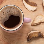 Zawiera naturalne adaptogeny, wycisza nerwy i stany zapalne. Czym jest i jak działa kawa z grzybami? 