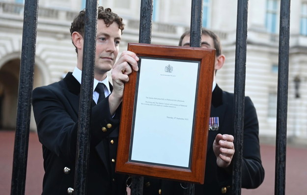 Zawieszenie "Oficjalnego Zawiadomienia" o śmierci królowej Elżbiety II na bramie Pałacu Buckingham /NEIL HALL /PAP/EPA