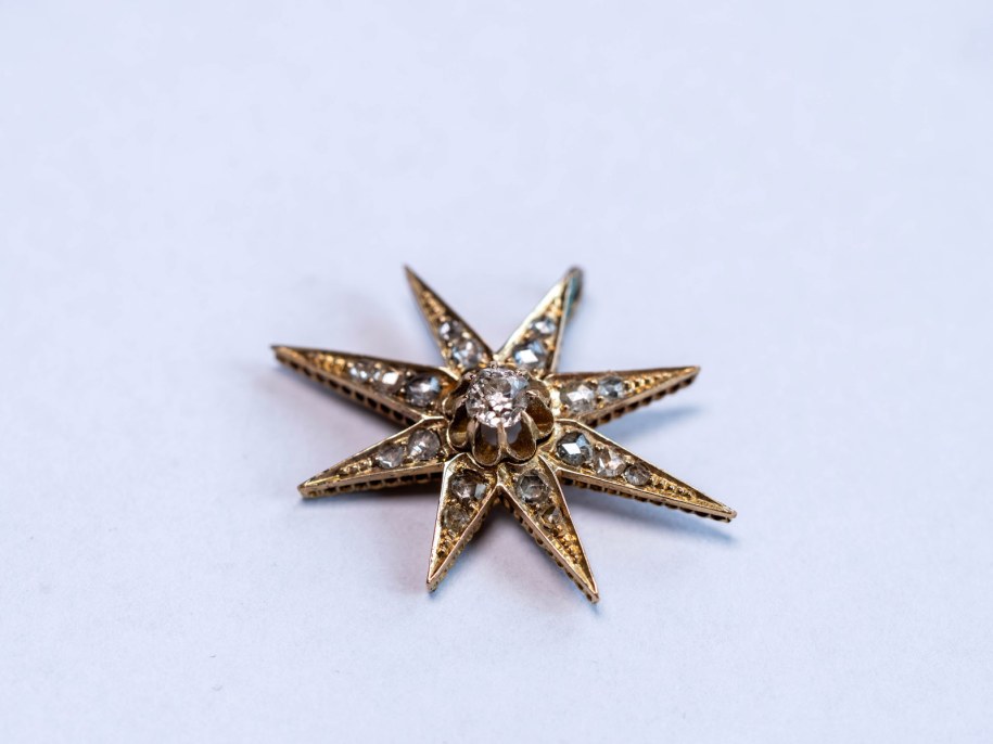 Zawieszka wysadzana brylantami /US WODZISŁAW ŚLĄSKI /