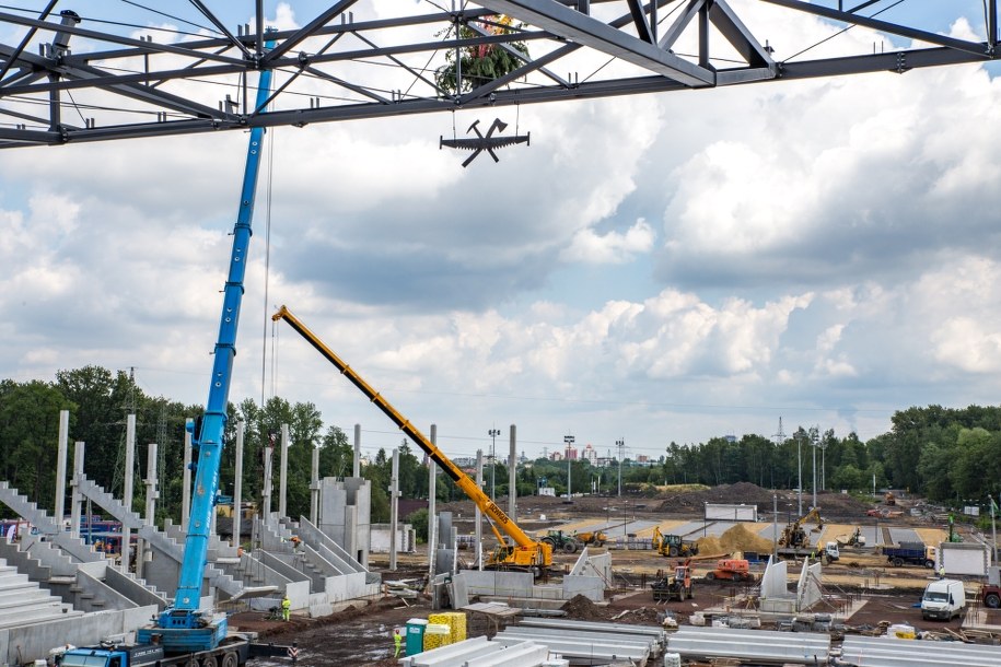 Zawisła wiecha na budowie miejskiego kompleksu sportowego w Katowicach /S. Rybok/katowice.eu /