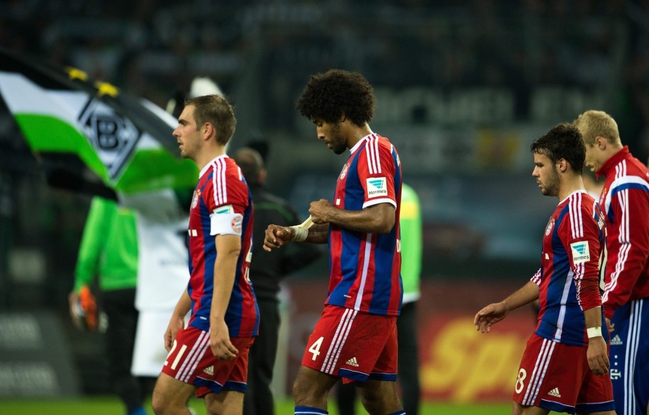 Zawodnicy Bayernu Monachium Philipp Lahm, Dante i Juan Bernat po meczu z Borussią Moenchengladbach /BERND THISSEN /PAP/EPA
