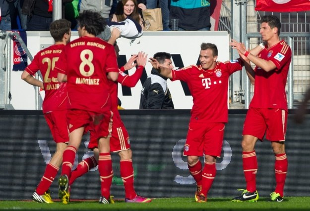 Zawodnicy Bayernu świętują zwycięstwo /UWE ANSPACH /PAP/EPA