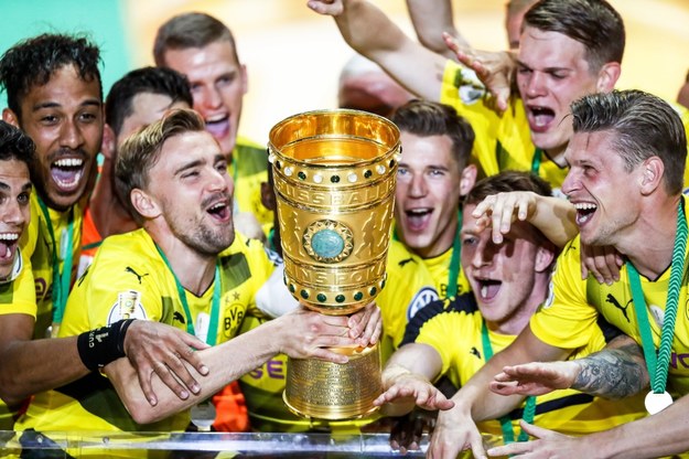 Zawodnicy Borussii Dortmund z Pucharem Niemiec. Po prawej: Łukasz Piszczek /Friedemann Vogel /PAP/EPA