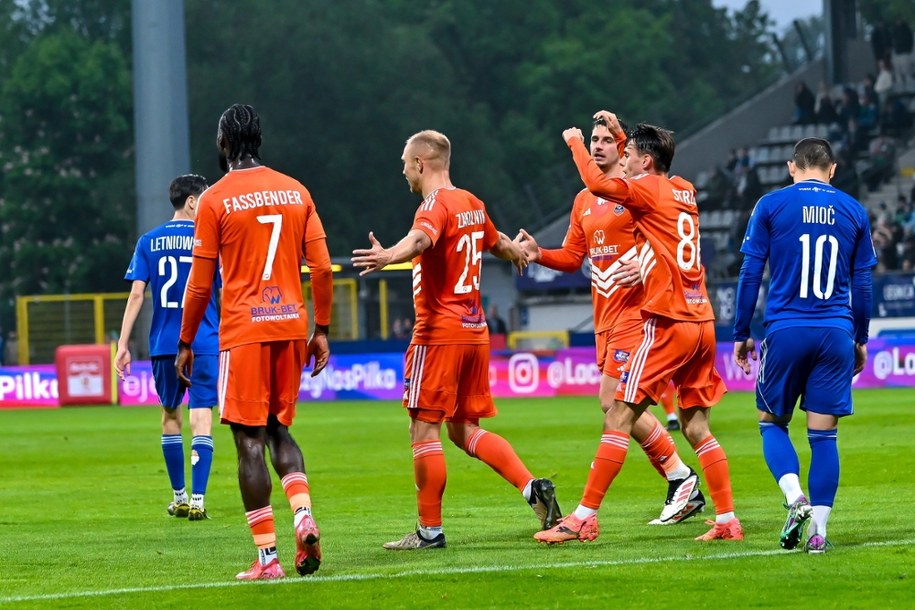 Zawodnicy Bruk-Bet Termaliki Nieciecza cieszą się z gola podczas meczu piłkarskiej 1. ligi z Miedzią Legnica. /Maciej Kulczyński /PAP