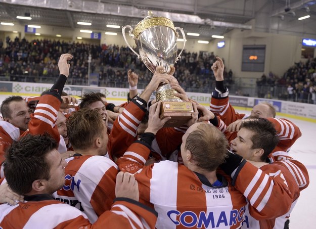 Zawodnicy Comarch Cracovii fetują zdobycie hokejowego Pucharu Polski /Darek Delmanowicz /PAP