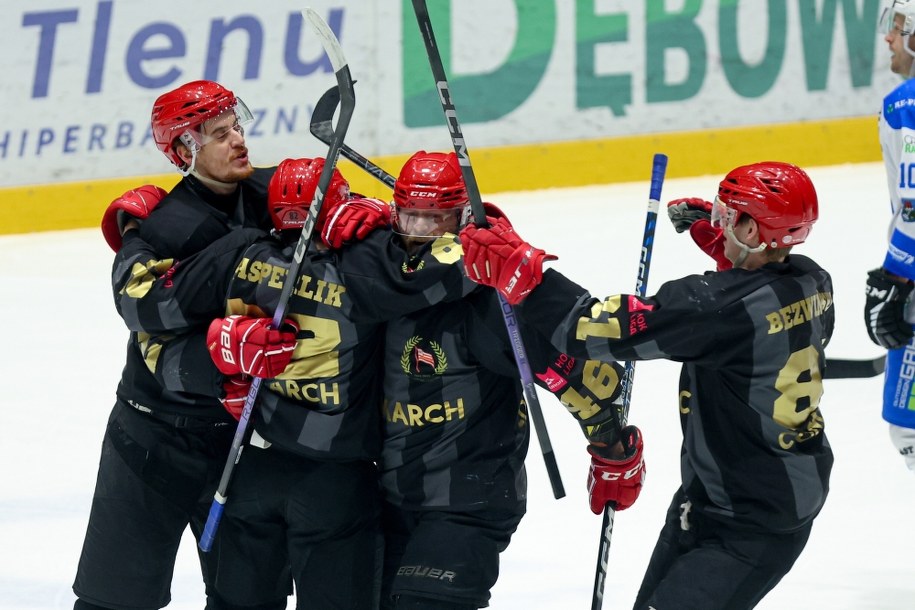 Zawodnicy Comarch Cracovii Janne Jalasvaara (L), Daniel Krenzelok (C), Martin Kasperlik (2P) i Mateusz Bezwiński (P) cieszą się z bramki zdobytej podczas pierwszego meczu ćwierćfinałowego hokejowej Ekstraligi z Re-Plast Unią Oświęcim, /Michał Meissner /PAP