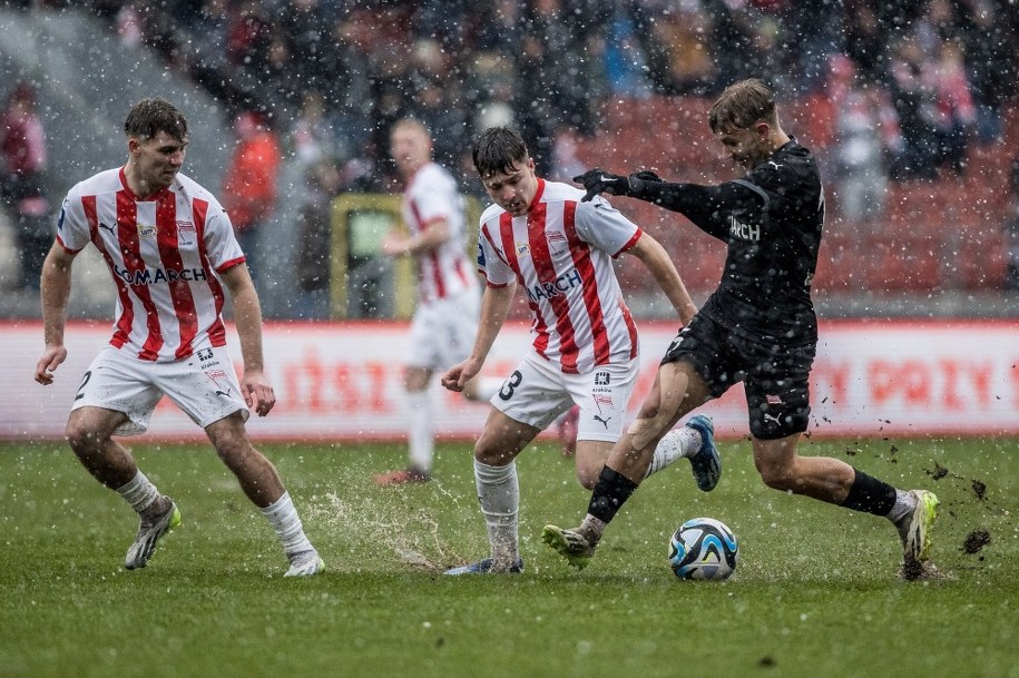 Zawodnicy Cracovii podczas tradycyjnego noworocznego treningu /Art Service 2 /PAP