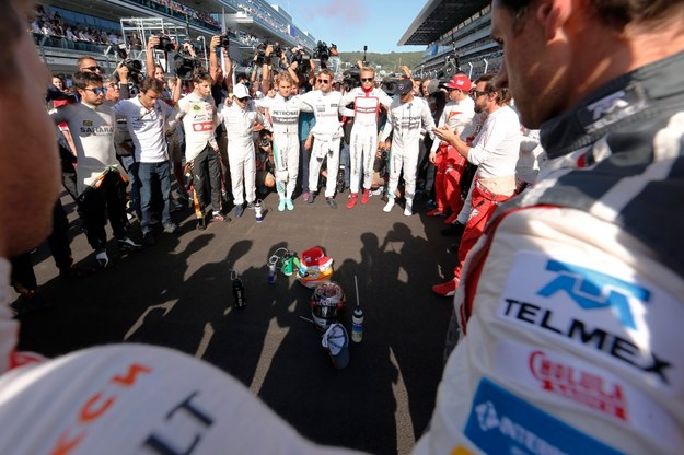 Zawodnicy F1 modlą się o zdrowie dla Julesa Bianchiego /VALDRIN XHEMAJ    /PAP/EPA