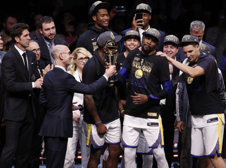 Zawodnicy Golden State Warriors cieszący się z mistrzostwa NBA /DAVID MAXWELL /PAP/EPA