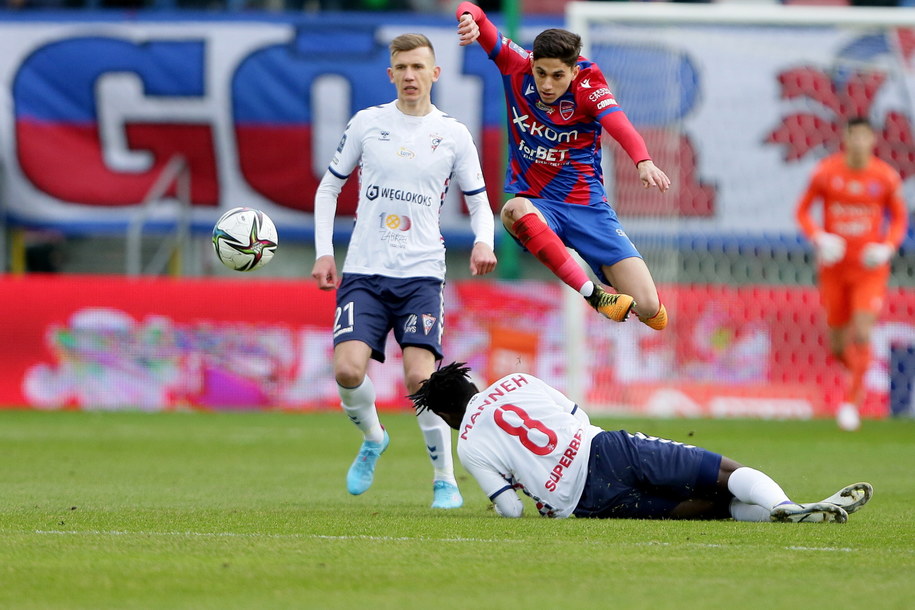 Zawodnicy Górnika Zabrze Piotr Krawczyk (L) i Alasana Manneh (dół) oraz Ben Lederman (P) z Rakowa Częstochowa /Zbigniew Meissner /PAP