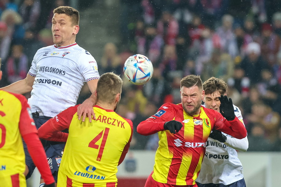 Zawodnicy Górnika Zabrze Rafał Janicki (L) i Szymon Włodarczyk (P) oraz Piotr Malarczyk (2L) i Kyrylo Petrov (2P) z Korony Kielce /Zbigniew Meissner /PAP