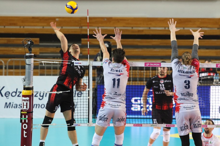 Zawodnicy Grupy Azoty ZAKSA Kędzierzyn-Koźle Aleksander Śliwka i Jakub Kochanowski  oraz Nicolas Szerszeń  z Asseco Resovii Rzeszów podczas zaległego meczu 10. kolejki Ekstraklasy /Krzysztof Świderski /PAP