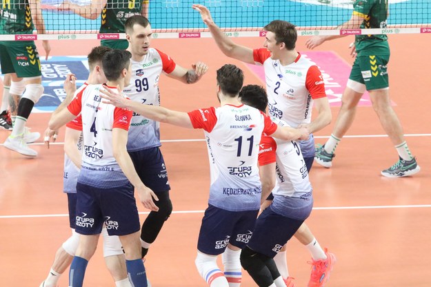 Zawodnicy Grupy Azoty ZAKSA Kędzierzyn-Koźle cieszą się podczas trzeciego meczu półfinałowego PlusLigi /Krzysztof Świderski /PAP