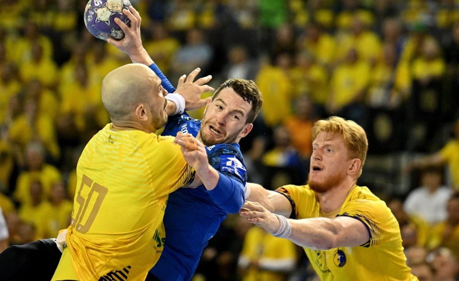 Zawodnicy Industrii Kielce Arciom Karalek (L) i Tomasz Gębala (P) oraz Miha Zarabec (L) z Orlen Wisły Płock podczas drugiego meczu finałowego ekstraklasy piłkarzy ręcznych /Piotr Polak /PAP