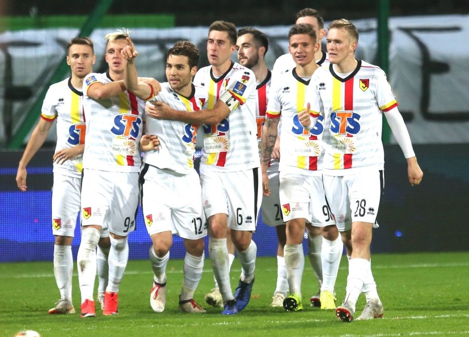 Zawodnicy Jagiellonii Białystok cieszą się z bramki strzelonej z rzutu karnego i wygranego meczu 1/16 finału piłkarskiego Pucharu Polski GKS Katowice / 	Andrzej Grygiel    /PAP