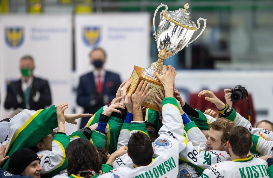 Zawodnicy JKH GKS Jastrzębie cieszą z wywalczonego po raz pierwszy w historii mistrzostwa Polski /Andrzej Grygiel /PAP