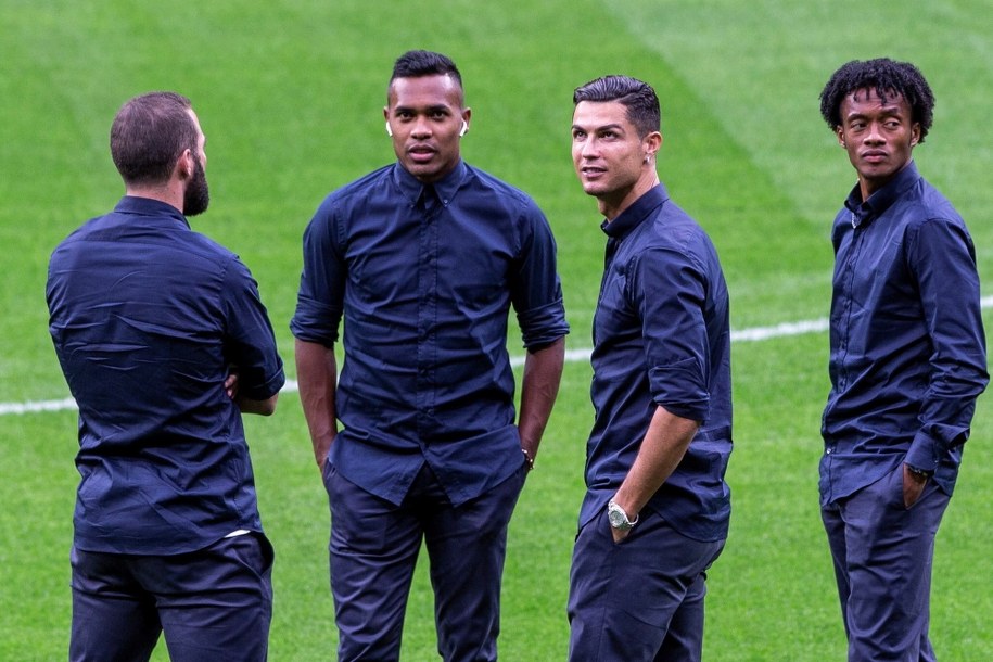 Zawodnicy Juventusu: Gonzalo Higuain, Alex Sandro, Cristiano Ronaldo i Juan Guillermo Cuadrado na murawie stadionu w Madrycie, gdzie wieczorem zmierzą się z Atletico /Rodrigo Jimenez /PAP/EPA