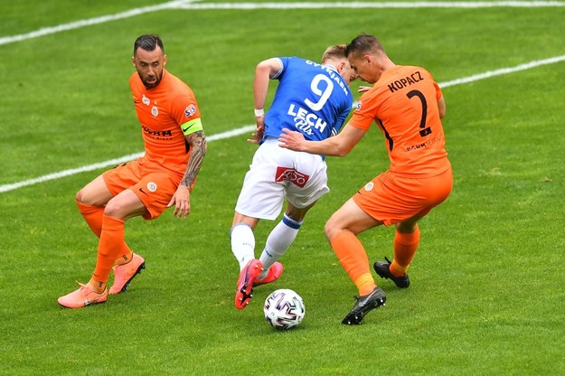 Zawodnicy KGHM Zagłębia Lubin Lubomir Guldan (L) i Bartosz Kopacz (P) oraz Christian Gytkjaer (C) z Lecha Poznań podczas meczu 28. kolejki piłkarskiej Ekstraklasy w Lubinie / 	Maciej Kulczyński    /PAP