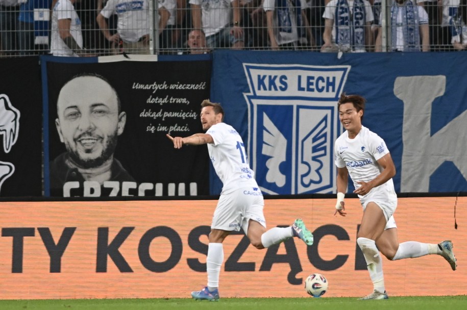 Zawodnicy KRC Genk Patrik Hrosovsky (L) i Hyeongyu Oh (P) cieszą się z gola /Jakub Kaczmarczyk /PAP